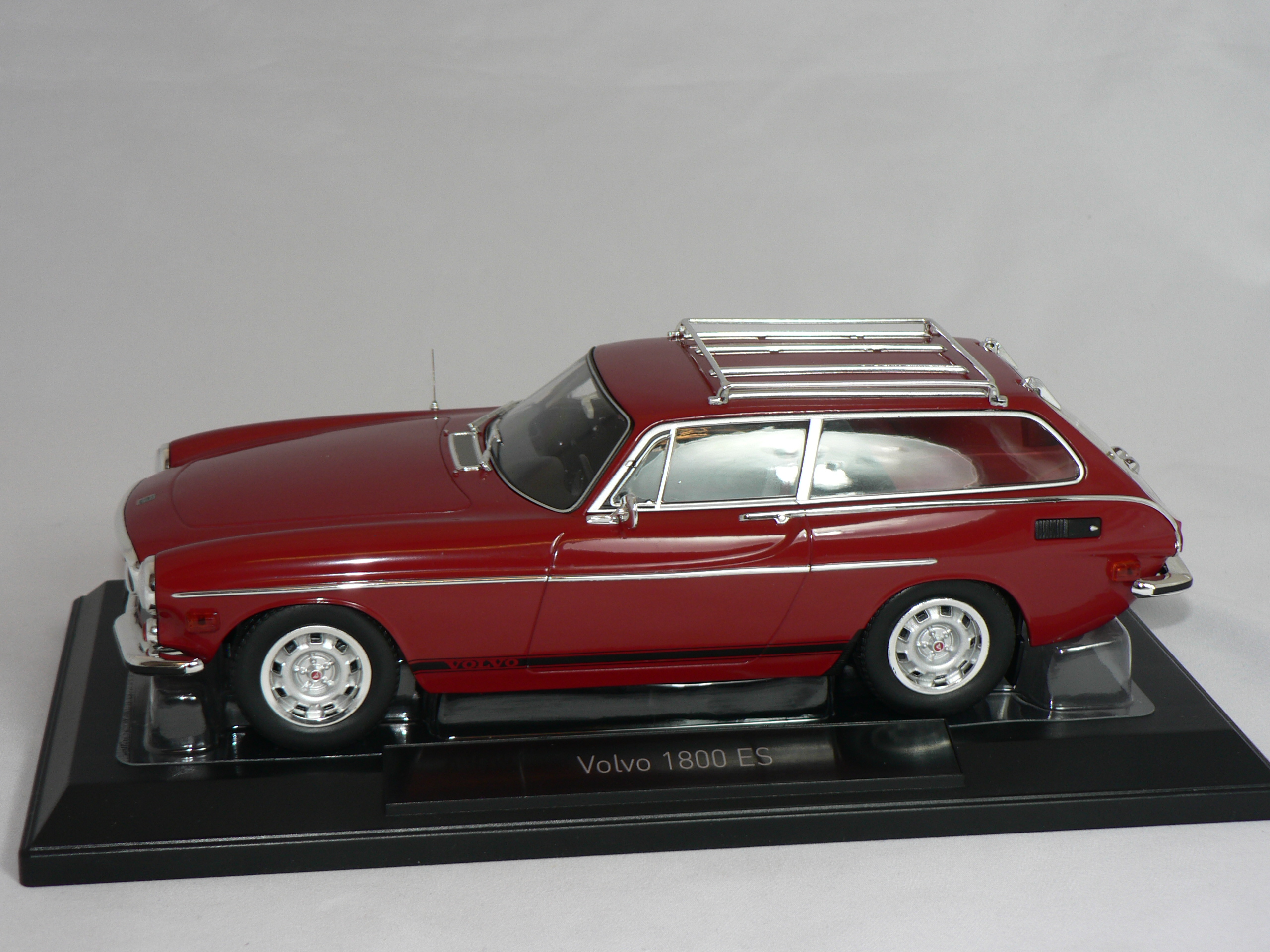 Volvo  1800   ES  1972  US Version  1:18  Norev - 3