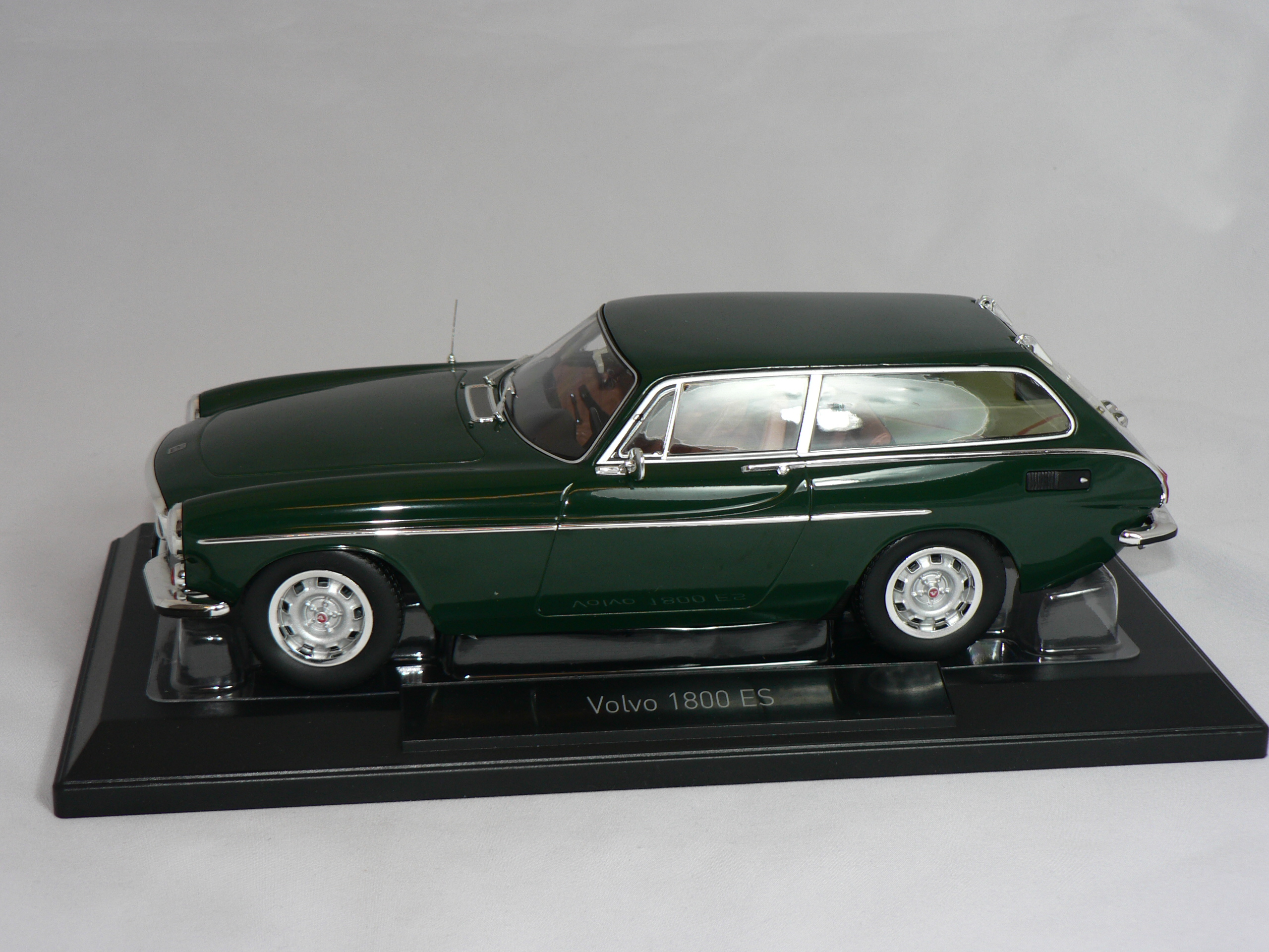 Volvo  1800  ES  1973  1:18  Norev - 3