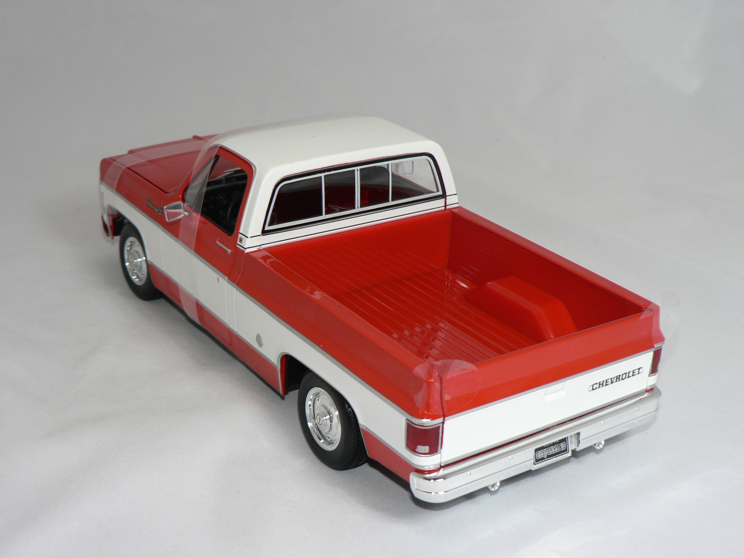Chevrolet  C10  Cheyenne  Super  1974  1:18  Maisto - 2