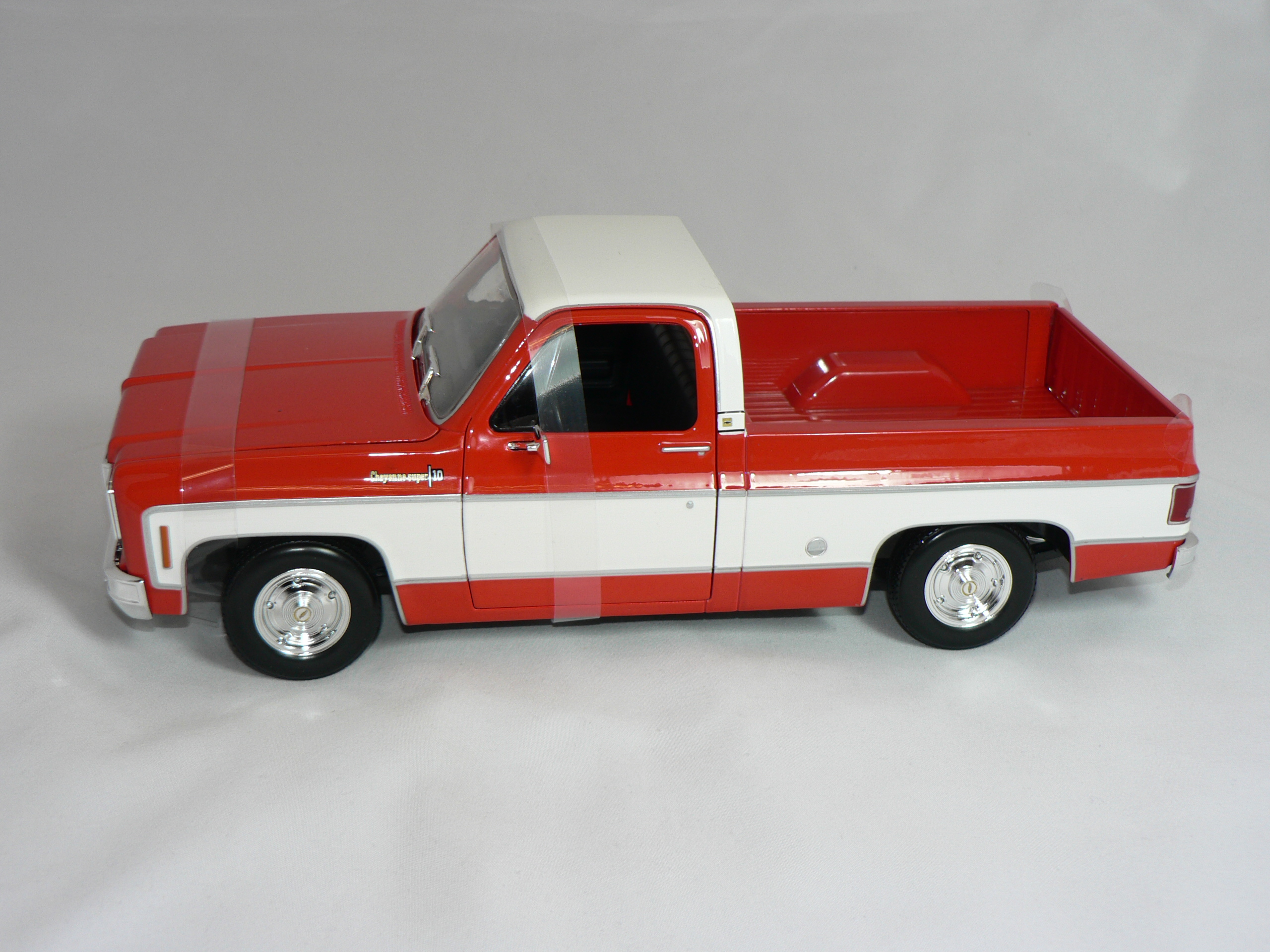 Chevrolet  C10  Cheyenne  Super  1974  1:18  Maisto - 3