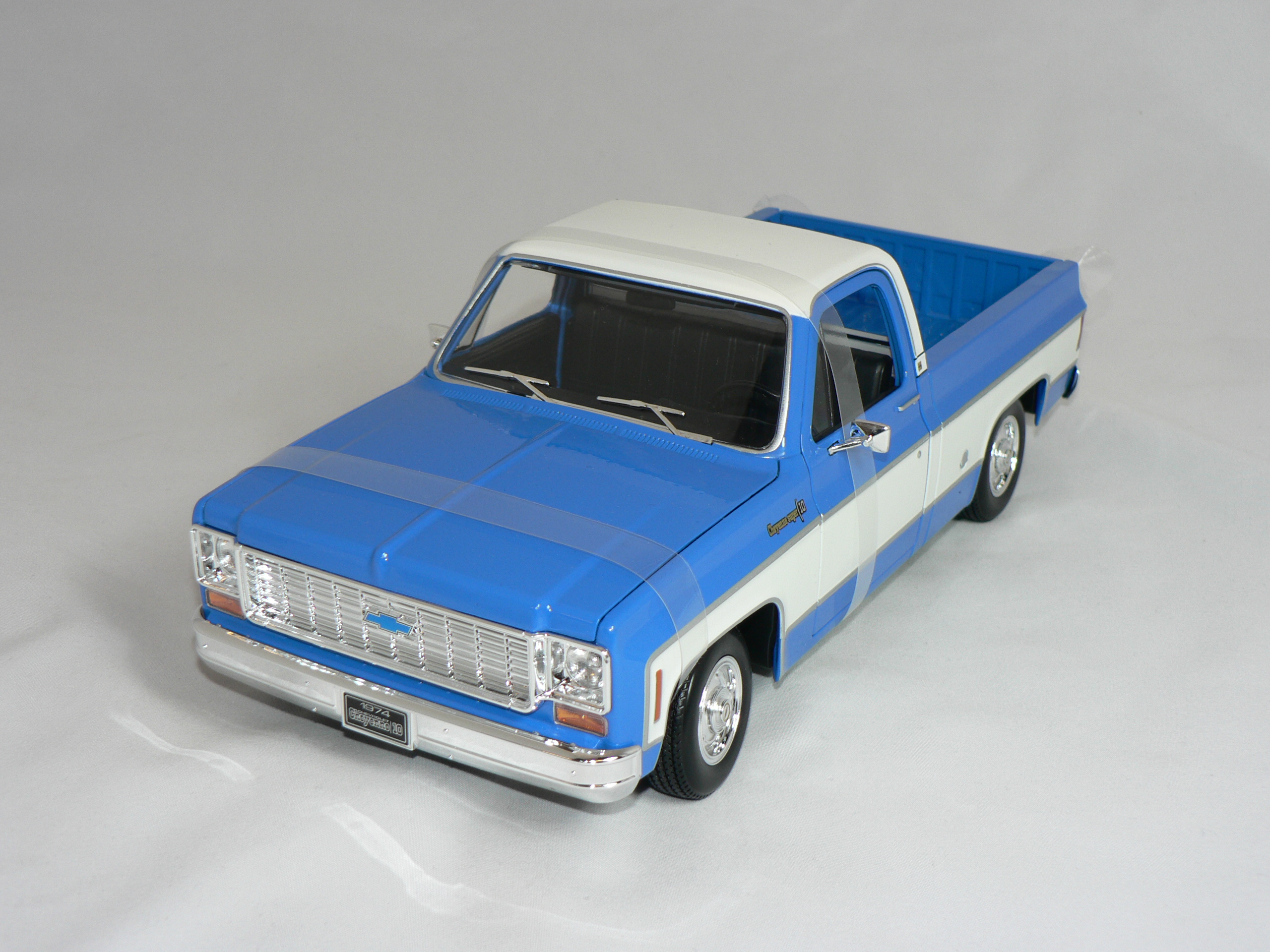 Chevrolet  C10  Cheyenne  Super  1974  1:18  Maisto