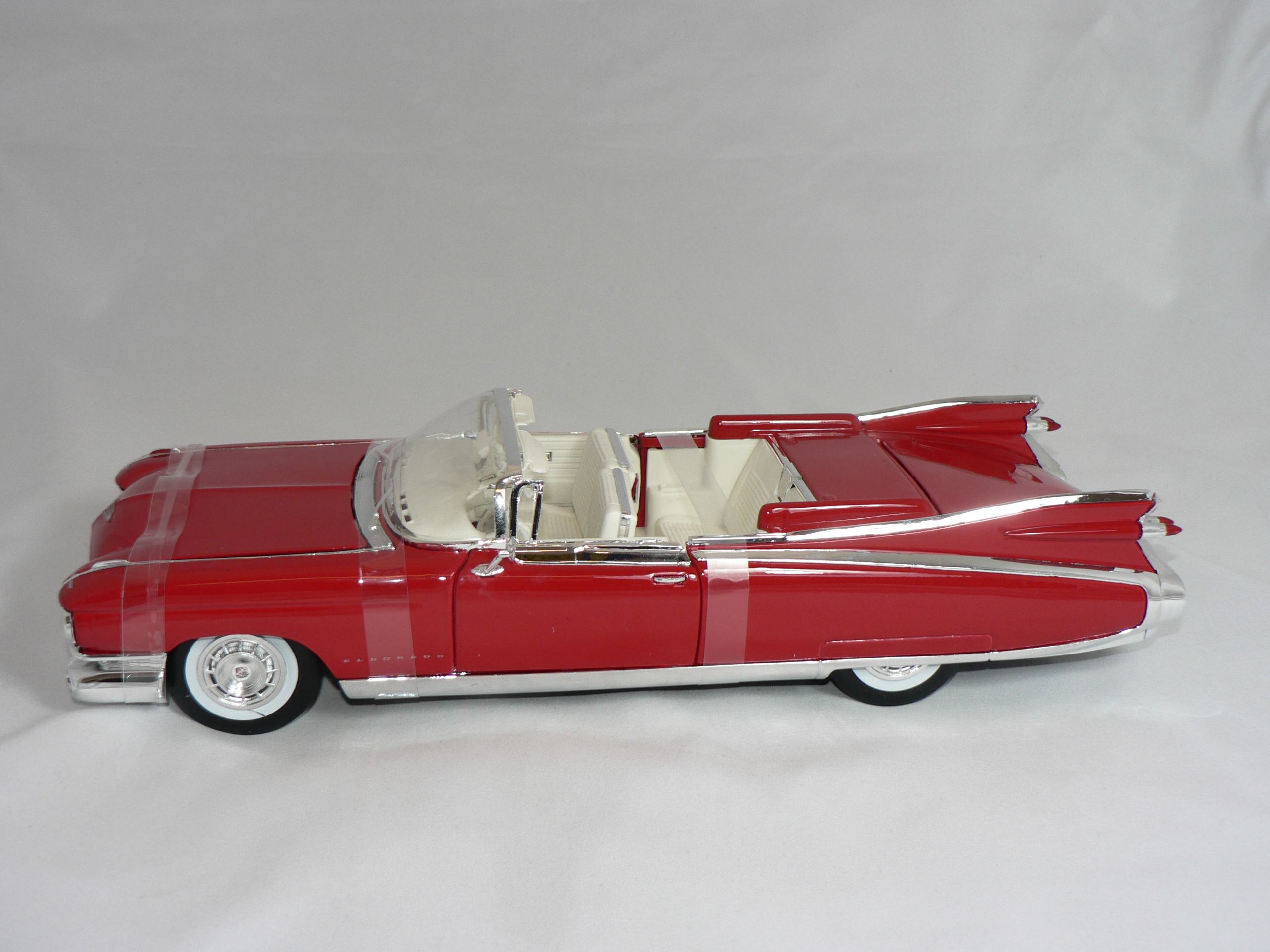 Cadillac  Eldorado  Biarritz Cab   1959   1:18  Maisto - 3