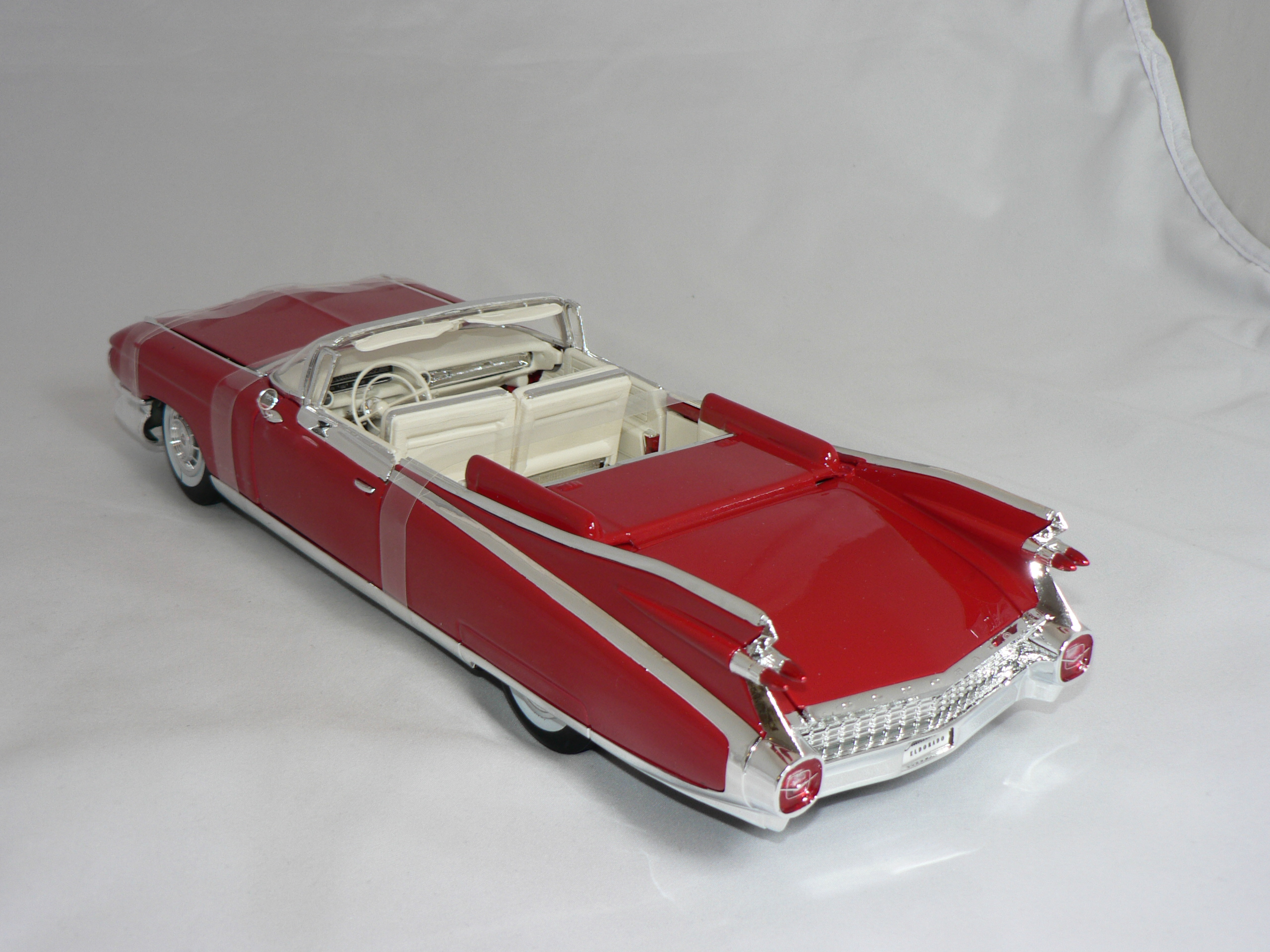 Cadillac  Eldorado  Biarritz Cab   1959   1:18  Maisto - 2