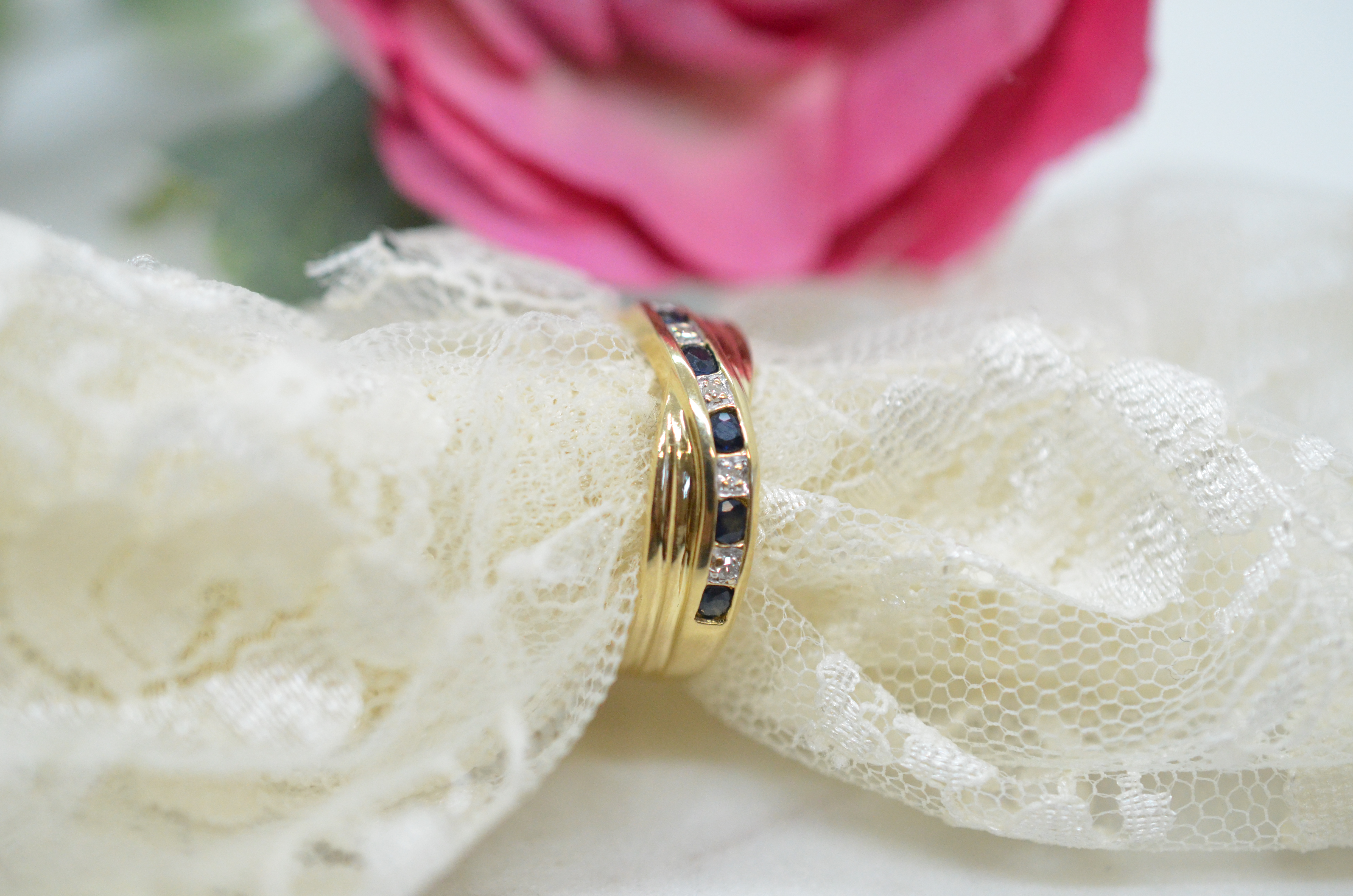 Second Hand 18k ring with sapphires and diamonds