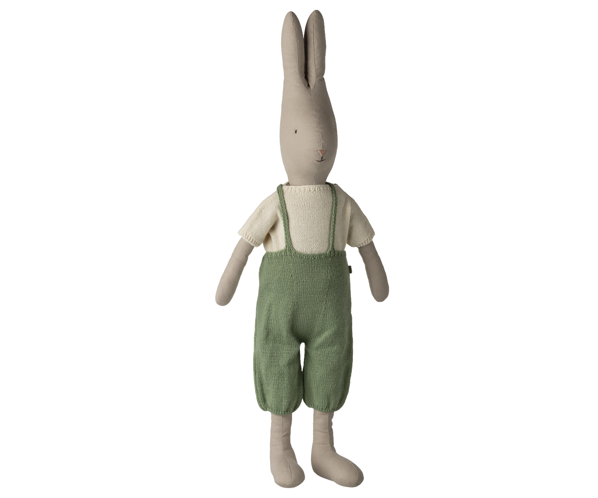 Maileg - HARE m/stickad tröja & gröna hängslebyxor - Size 5