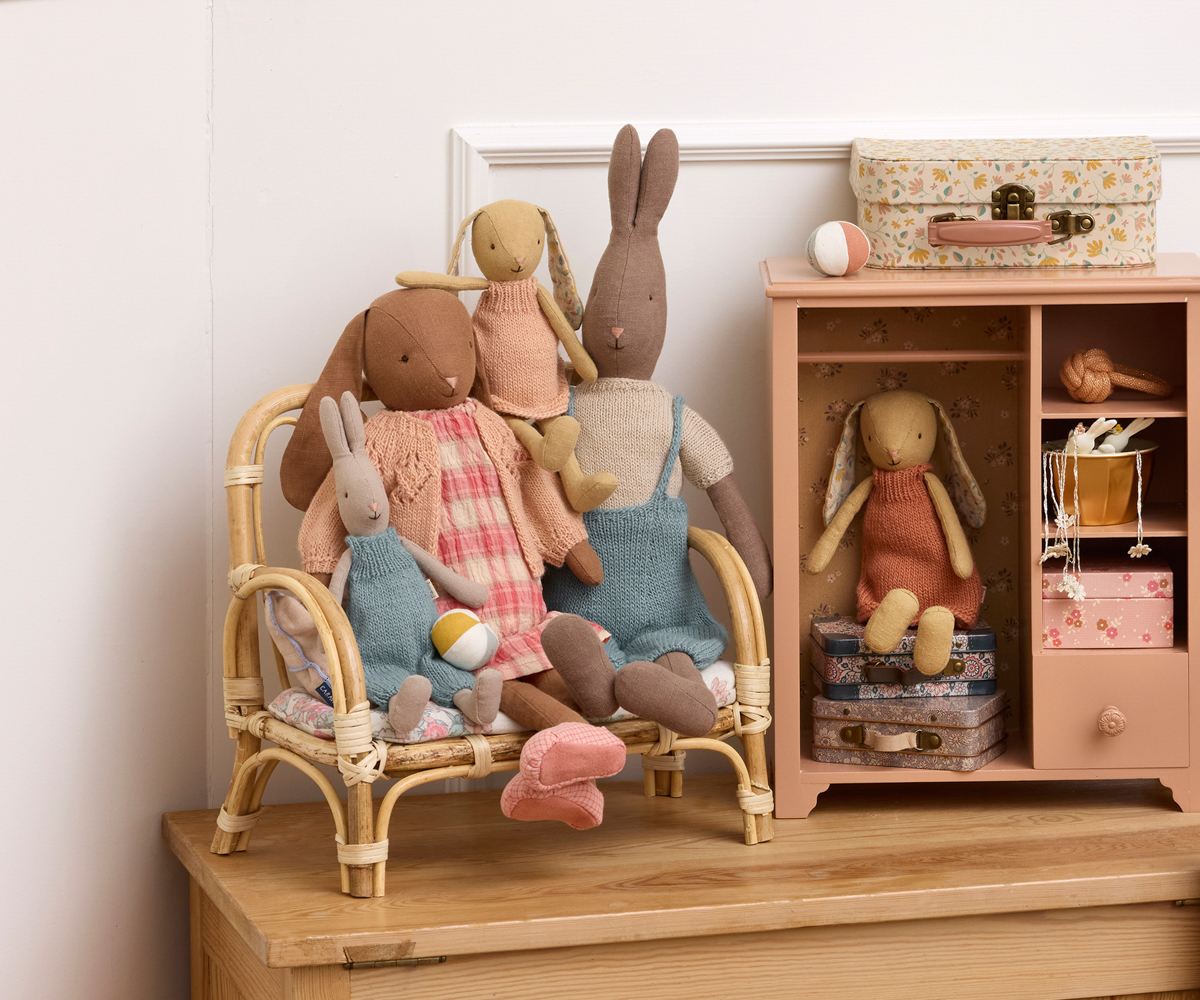 Maileg - HARE m/blå hängslebyxor - Size 1