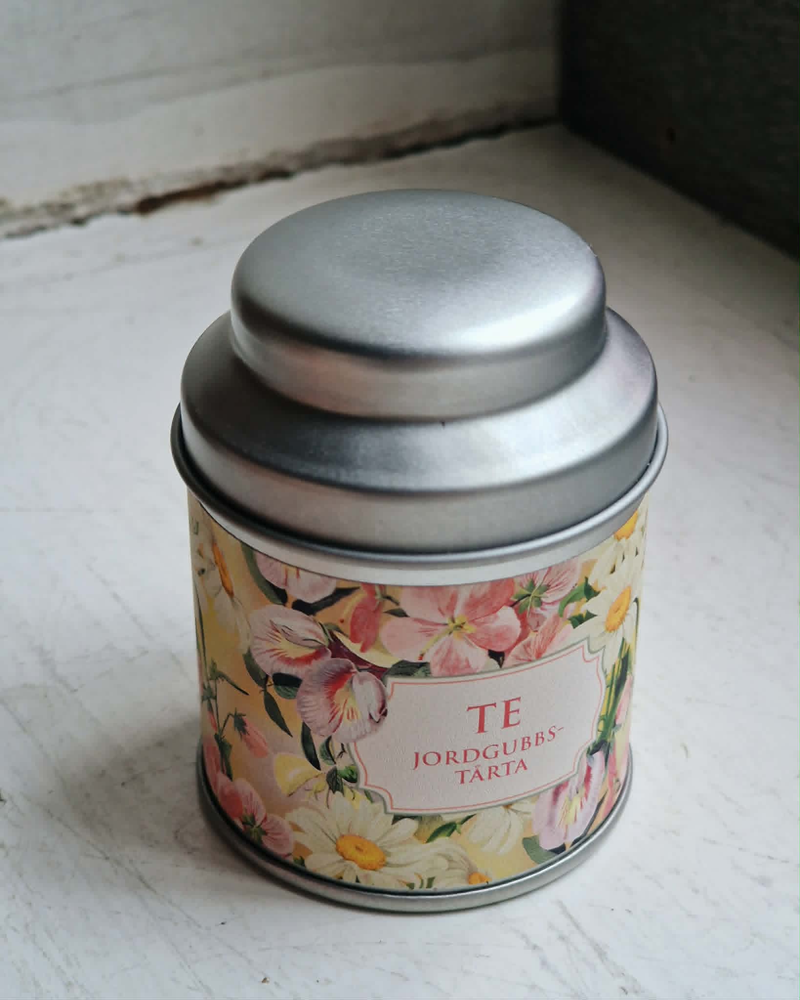 Tea jar "Daisies" strawberry cake - Beautiful things - 4