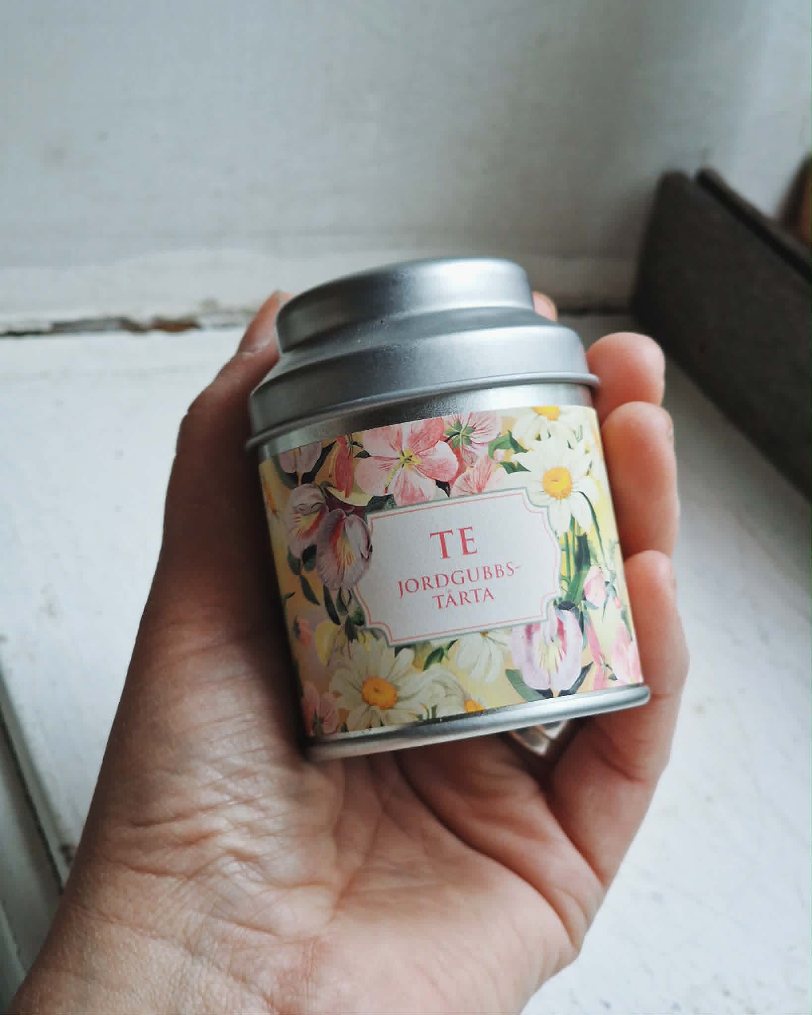 Tea jar "Daisies" strawberry cake - Beautiful things - 3