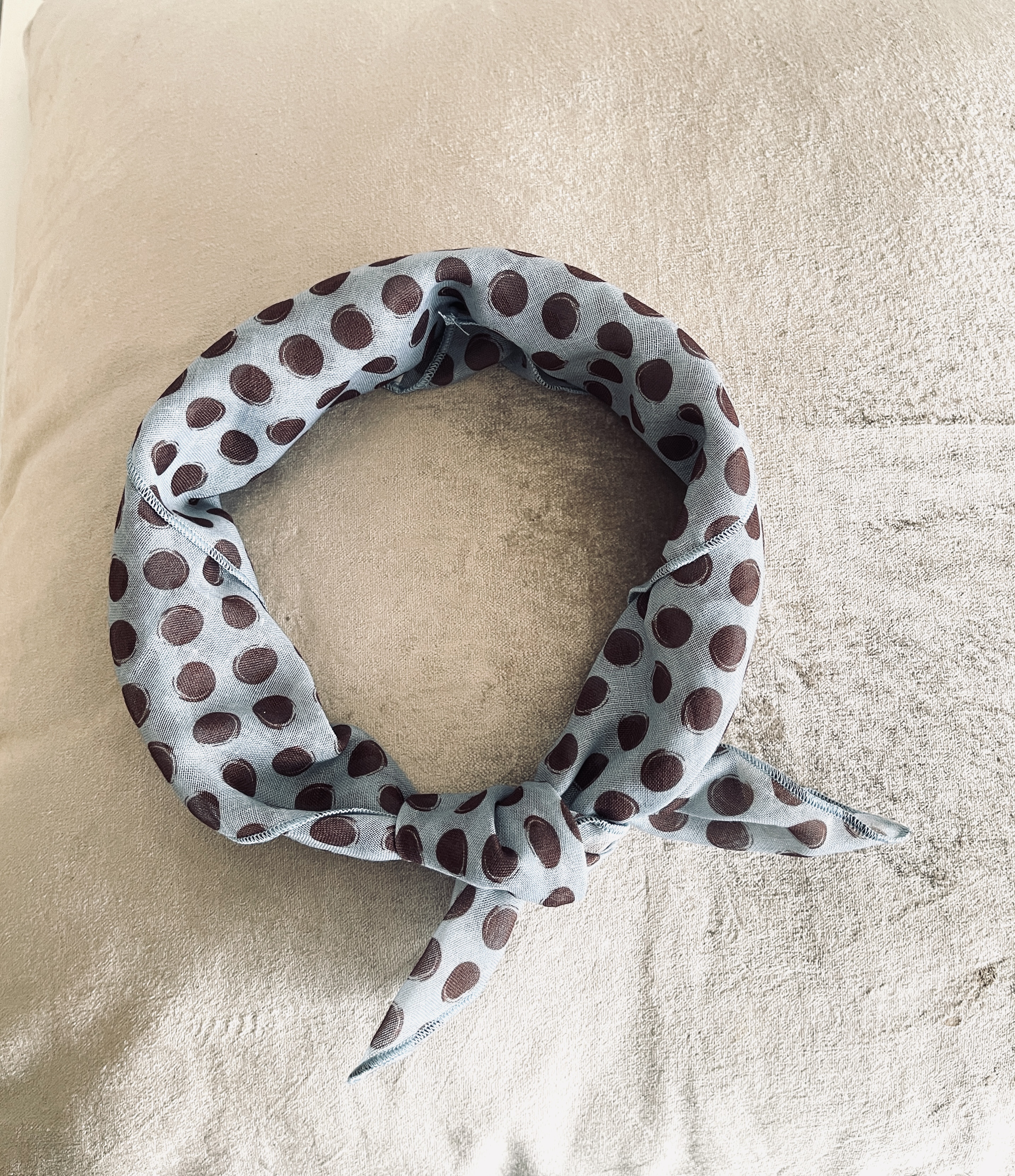 LUCY SCARF BLUEBROWN DOT 55x55