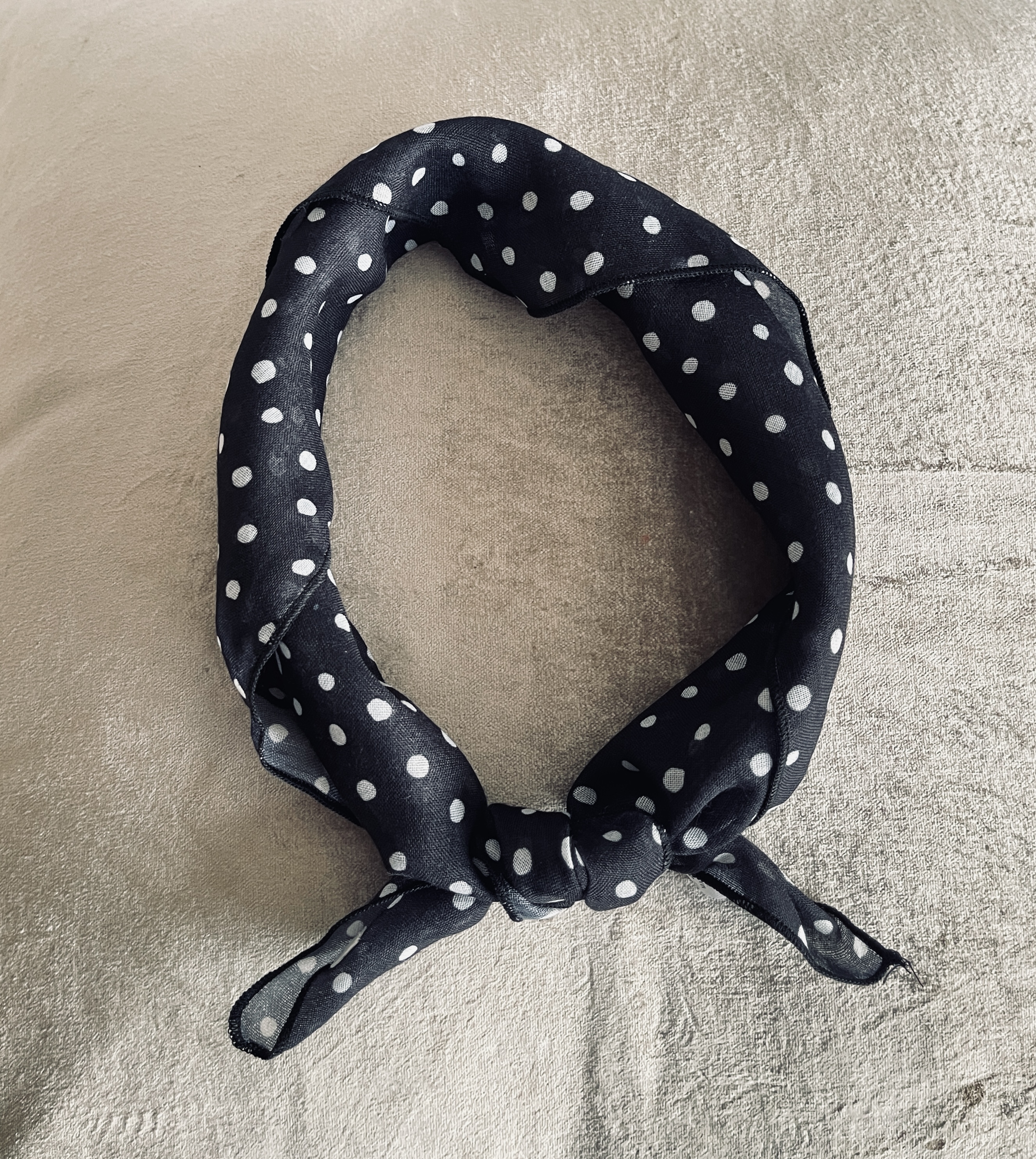 LUCY SCARF BLACK DOT 55x55