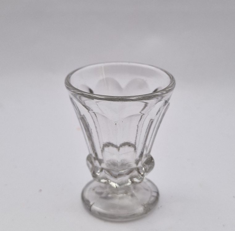 Snapsglas pressglas på fot 1800-tal