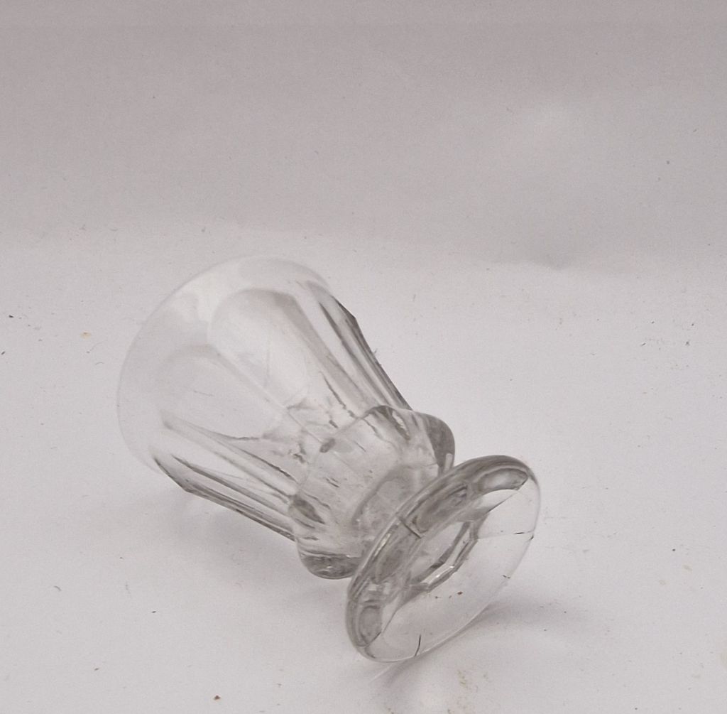 Snapsglas pressglas på fot 1800-tal - 2