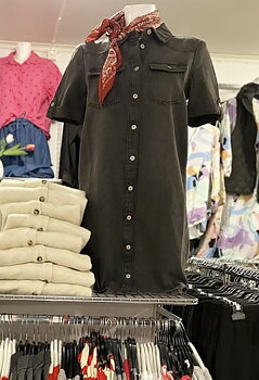 ONLLISA mörkgrå jeansklänning