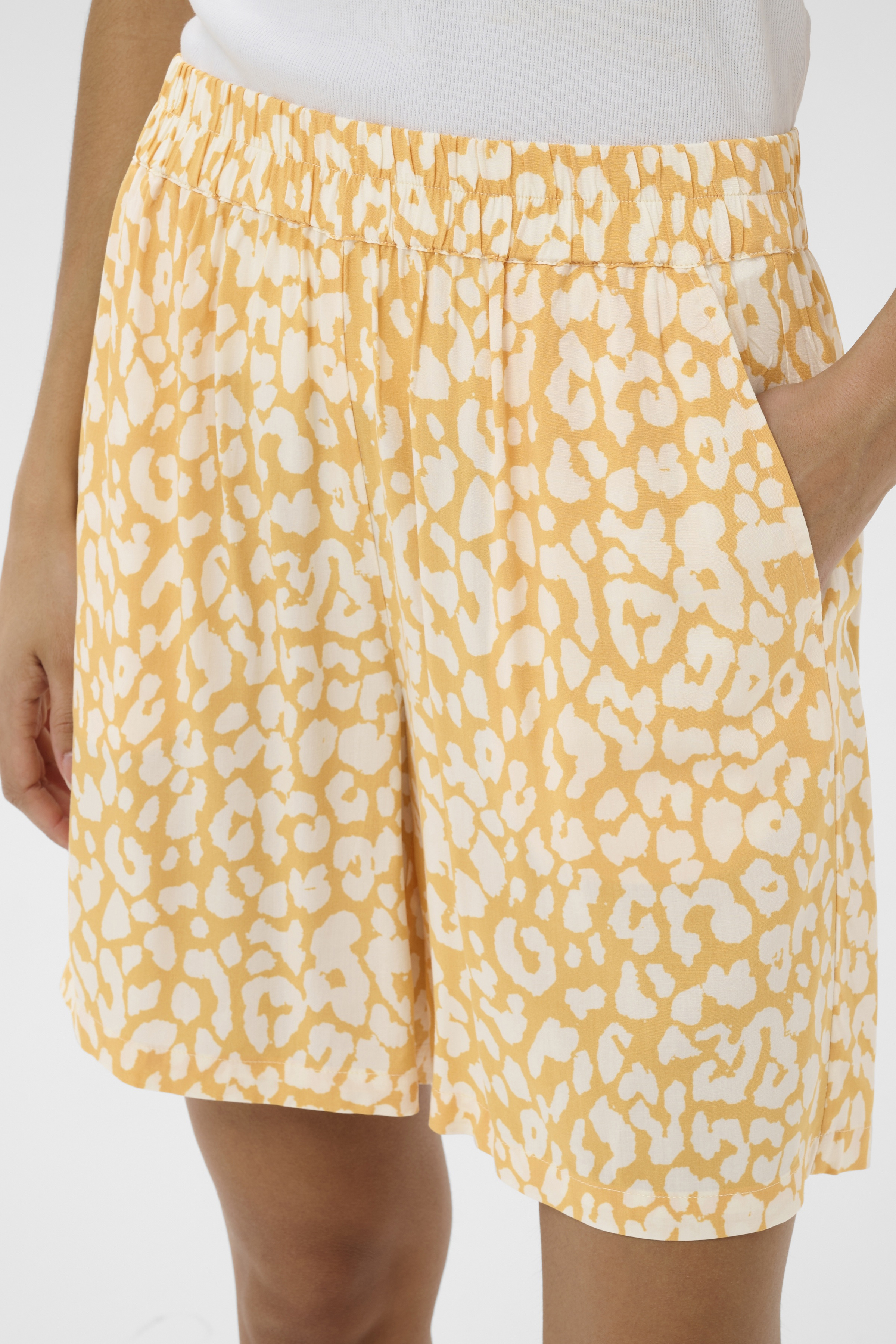 Saint Tropez Eda shorts Golden Apricot Leo