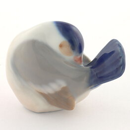 Andrea Nielsen (1909) Preening Finch #1041 6 cm