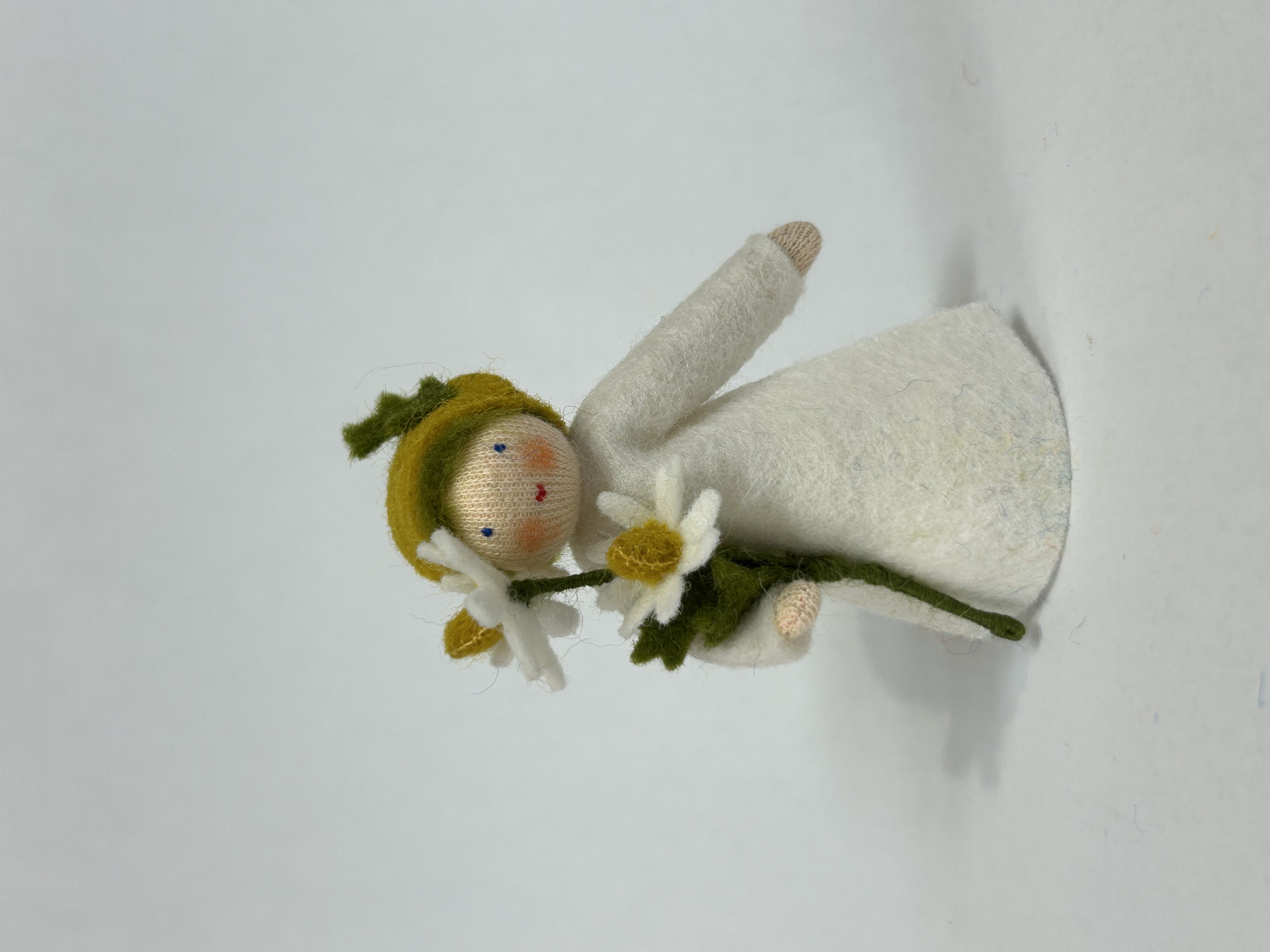 Blomsterfé Kamomill - Ett handgjort konstverk i ull