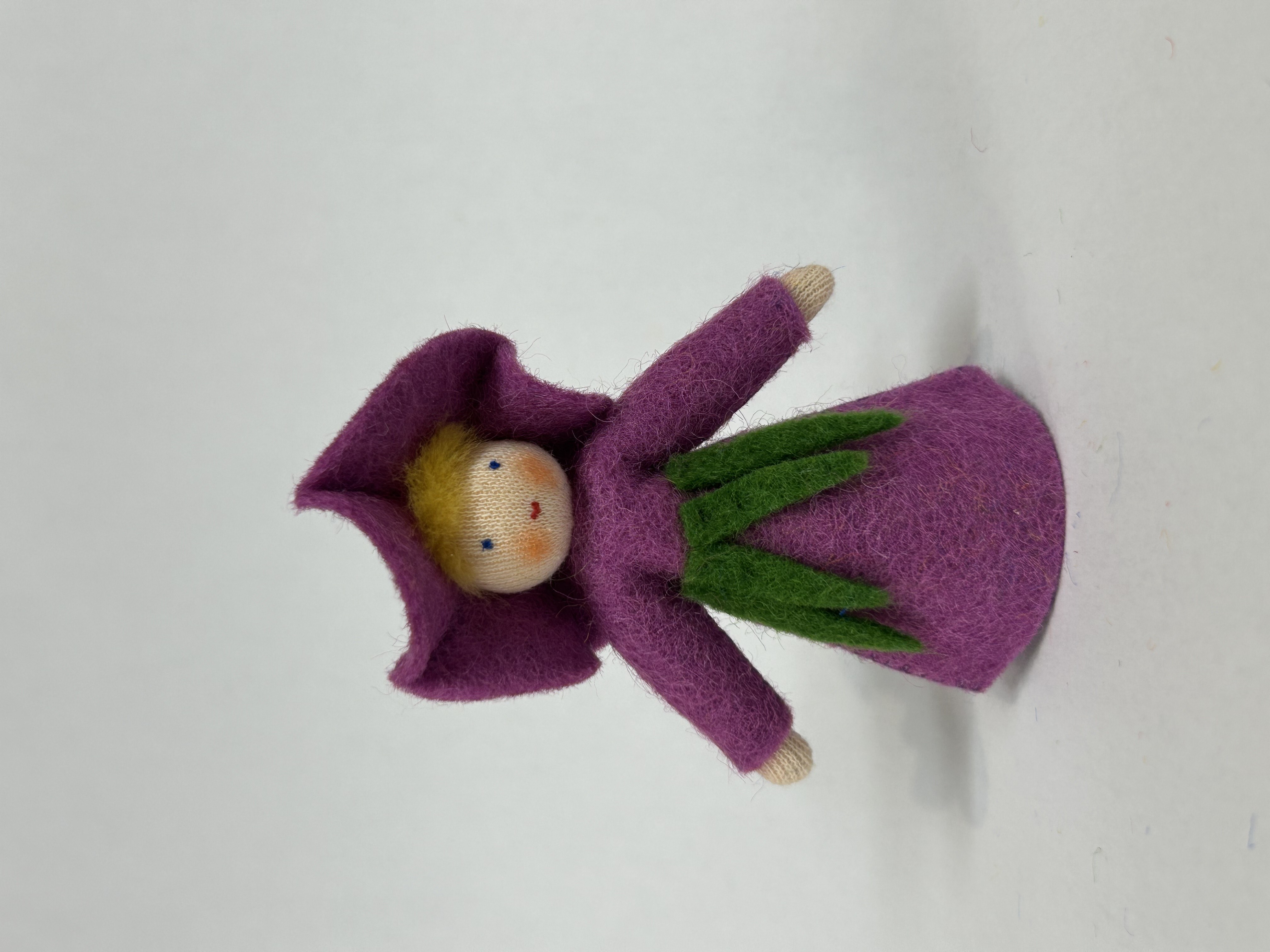 Blomsterfé Purpurvinda - Ett handgjort konstverk i ull