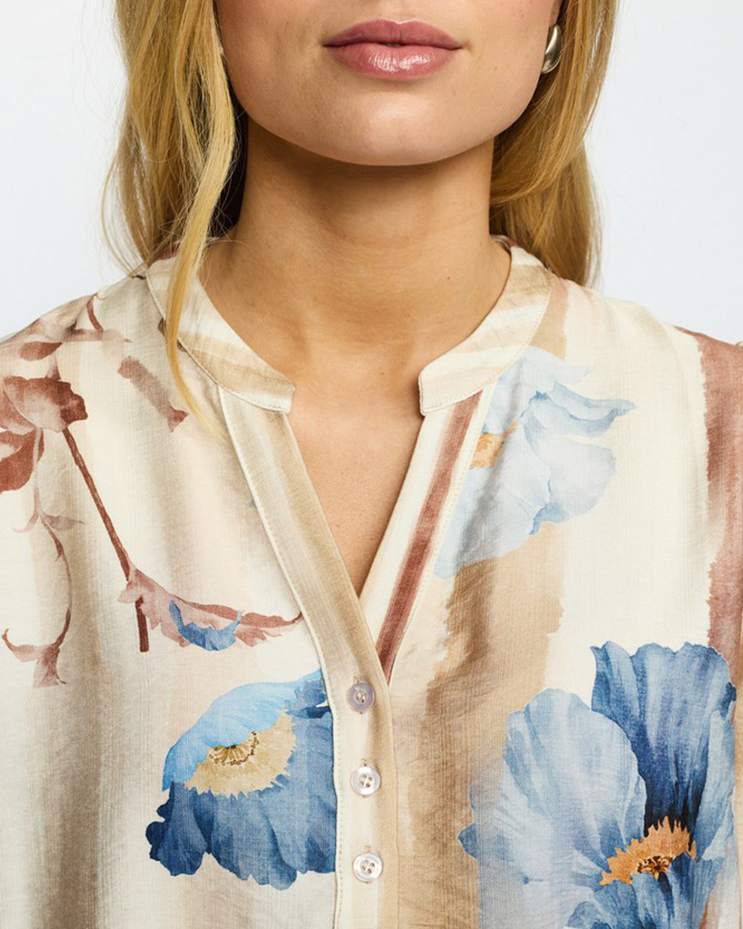 Blus Iris begie med blå blommor - 3