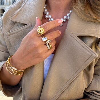 Embrace ring gold