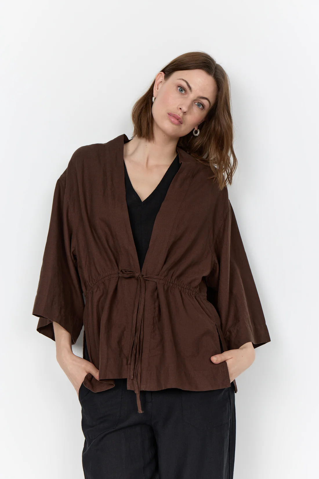 WA-CORINNA 25 brun blus med knyt i midjan