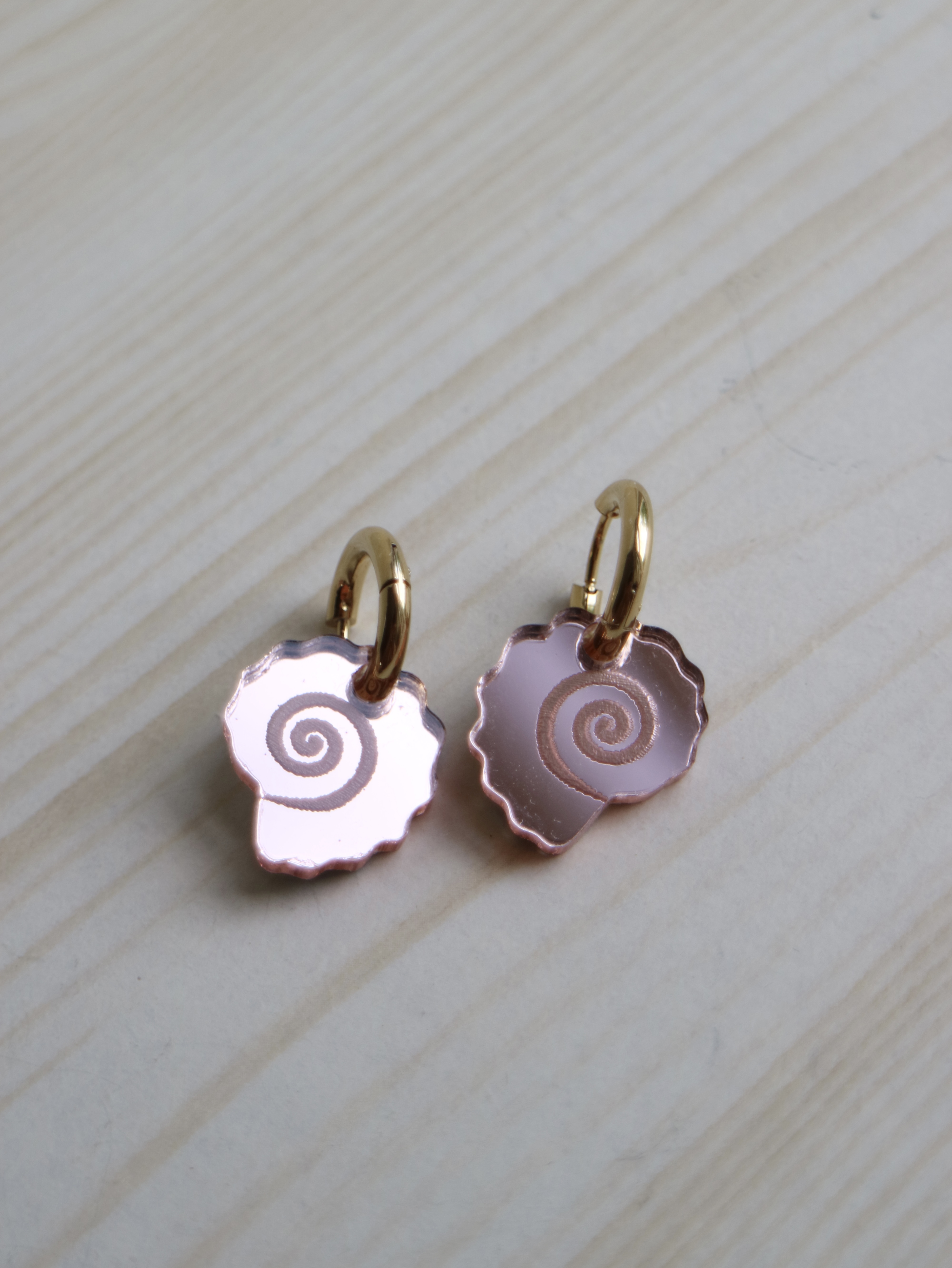 Shells spiral light pink mirror pendants