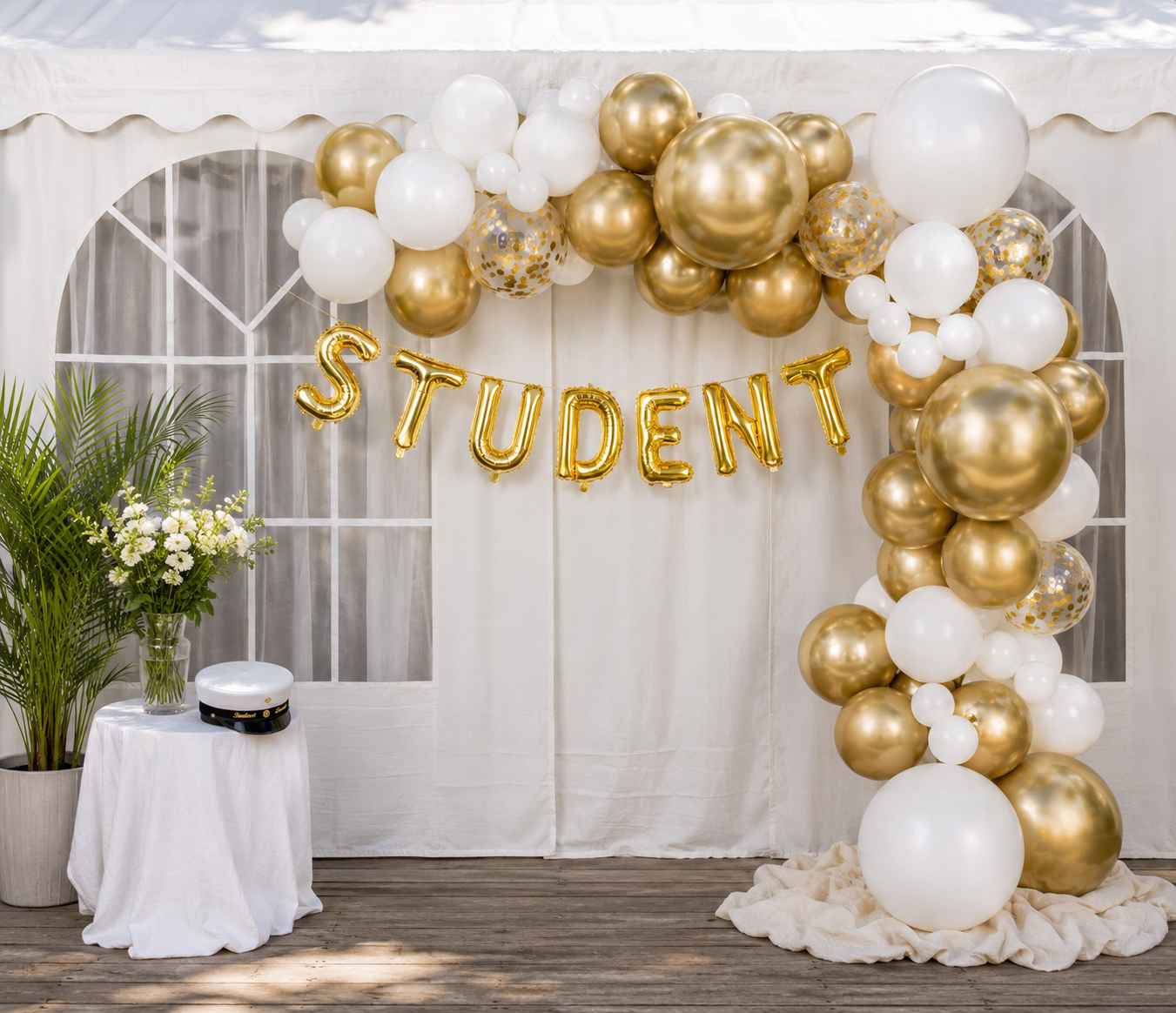 Student ballongbåge i guld och vitt med studentgirlang till studentfest