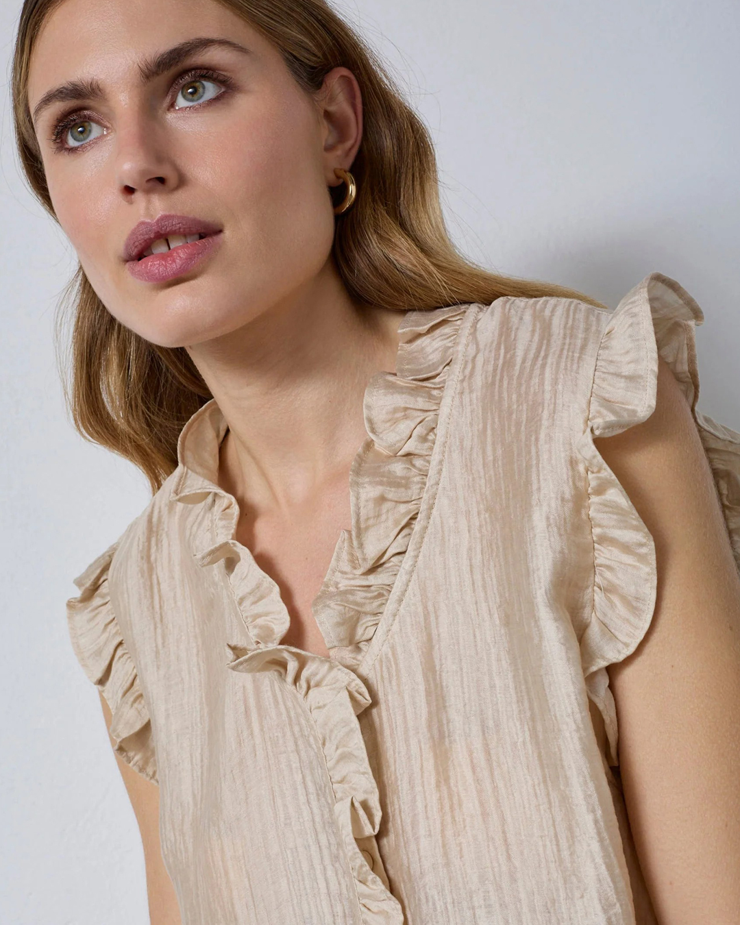 Blus Tassy frill utan ärm volang ljusbeige - 3