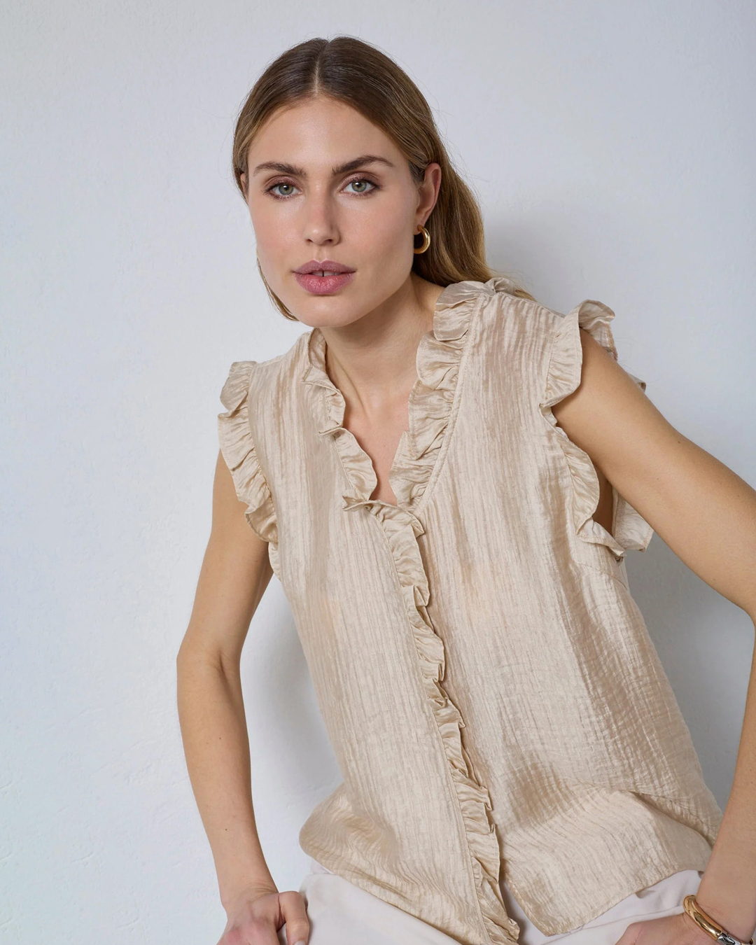 Blus Tassy frill utan ärm volang ljusbeige - 4
