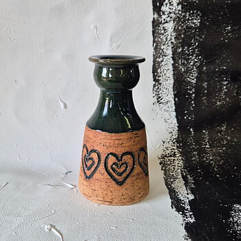 vintage VAS,  terracottafärgad grov lera och grön glasyr, Laholm keramik, h 15,8 cm 