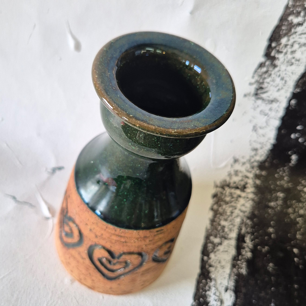 vintage VAS,  terracottafärgad grov lera och grön glasyr, Laholm keramik, h 15,8 cm  - 2