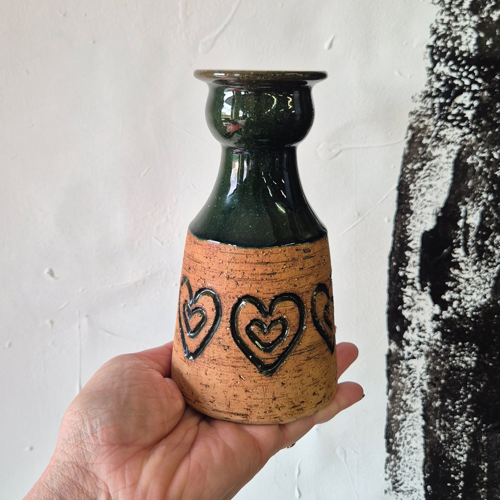 vintage VAS,  terracottafärgad grov lera och grön glasyr, Laholm keramik, h 15,8 cm  - 4