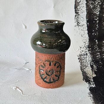 vintage VAS,  terracottafärgad grov lera och grön glasyr, Laholm keramik, h 15,8 cm 