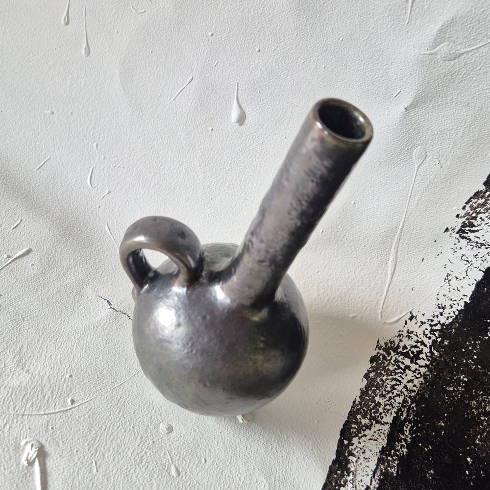 vintage VAS med hänkel, svart-grön metallisk glasyr, h 17,5 cm  - 2