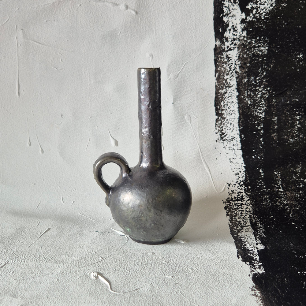 vintage VAS med hänkel, svart-grön metallisk glasyr, h 17,5 cm 