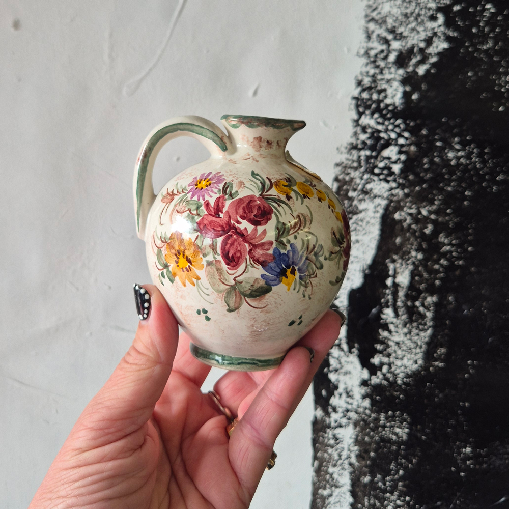 vintage VAS/KANNA med hänkel, blommönstrad, h 10 cm  - 5
