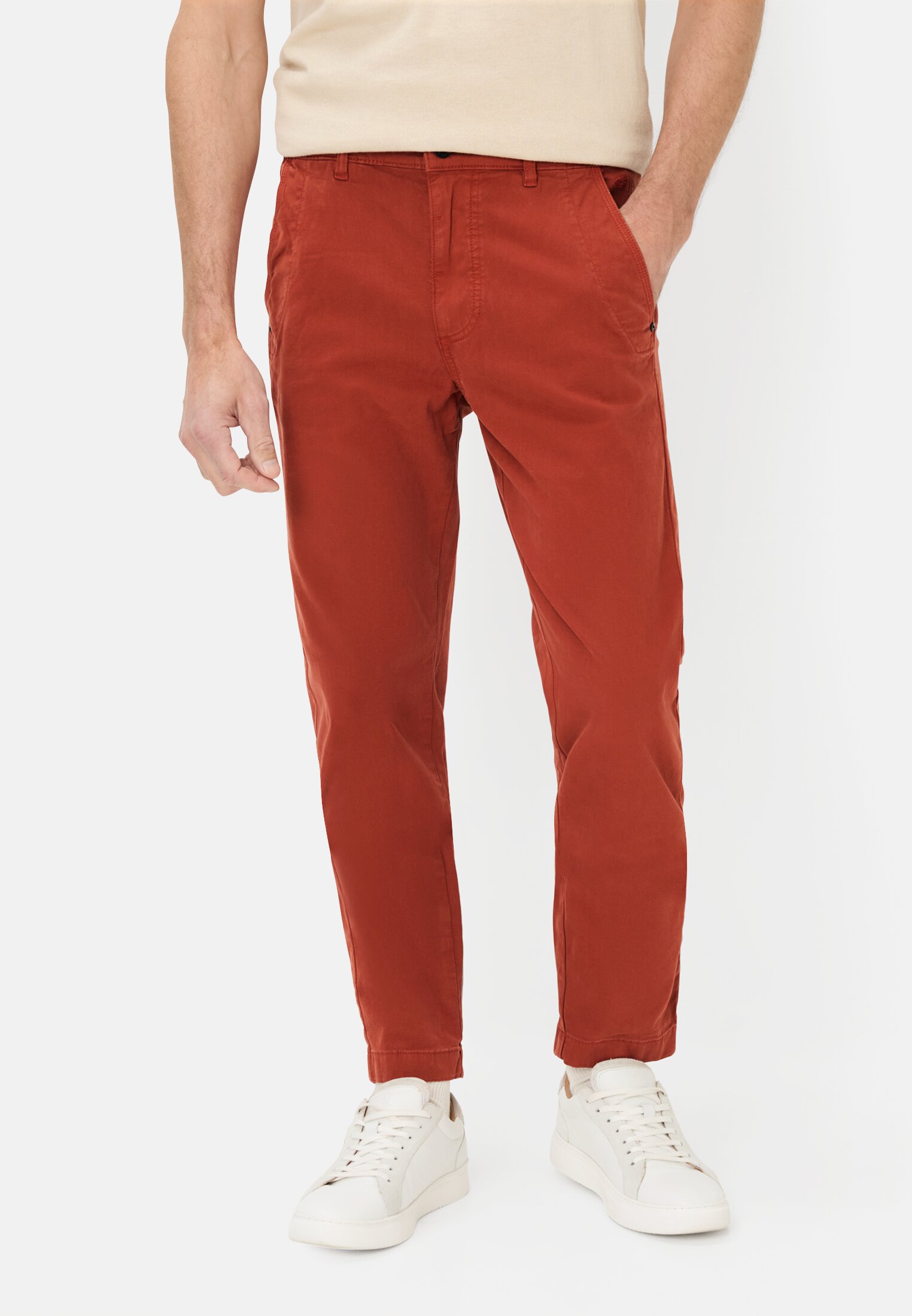Röda chinos  långa  storlekar 250-256 från camel active  - 3