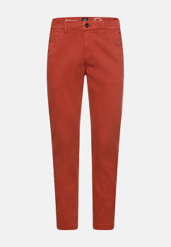 Röda chinos  långa  storlekar 250-256 från camel active 