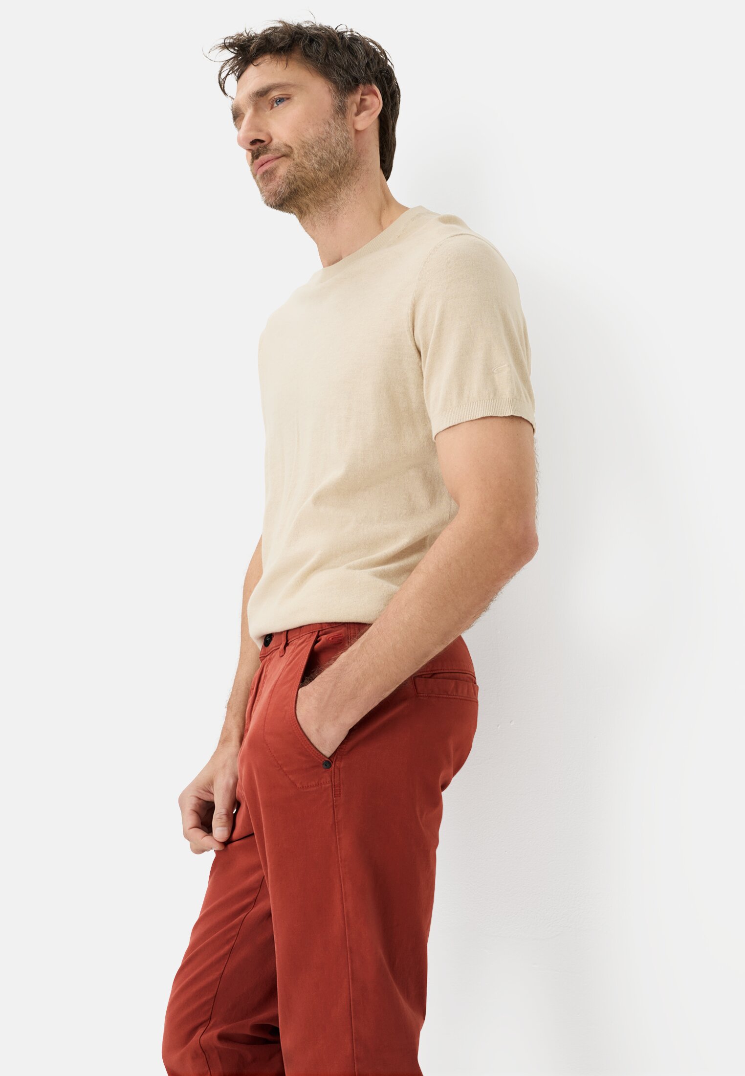 Röda chinos  långa  storlekar 250-256 från camel active 