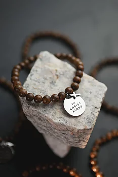 Armband av träpärlor: In Christ alone 
