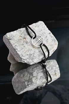 Armband på rem: Kors