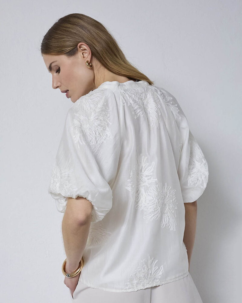 Blus Nea broderade blommor offwhite