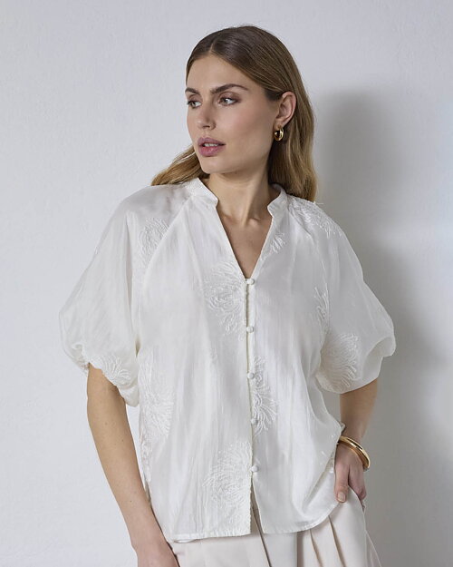 Blus Nea broderade blommor offwhite