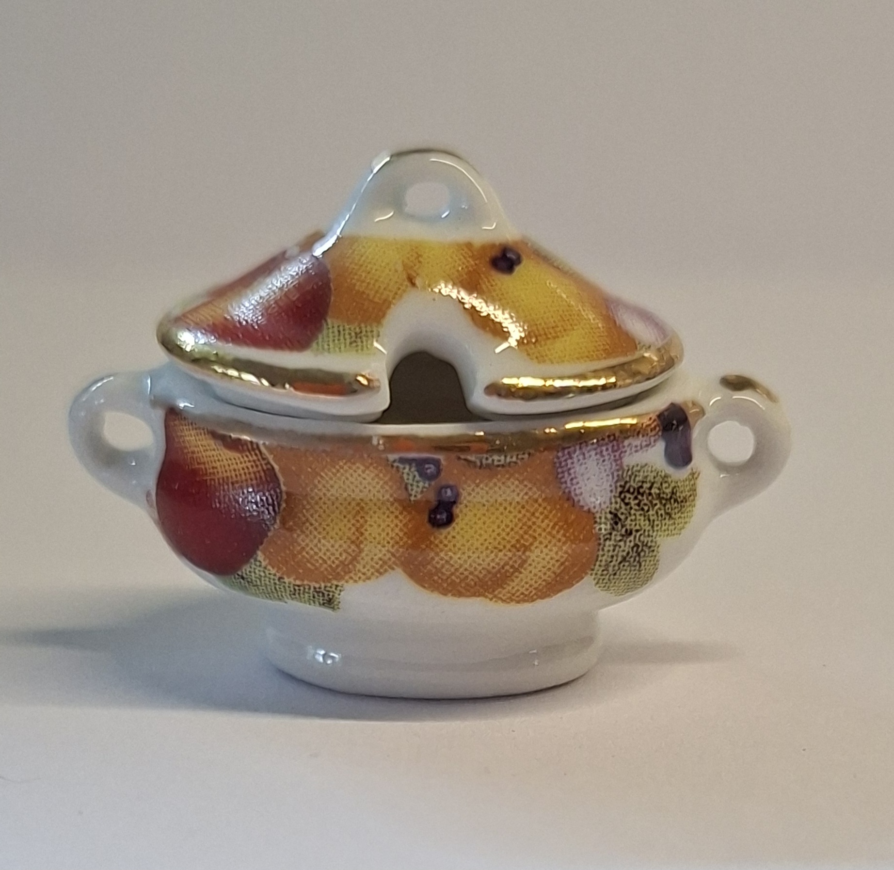 Soup tureen in porcelain