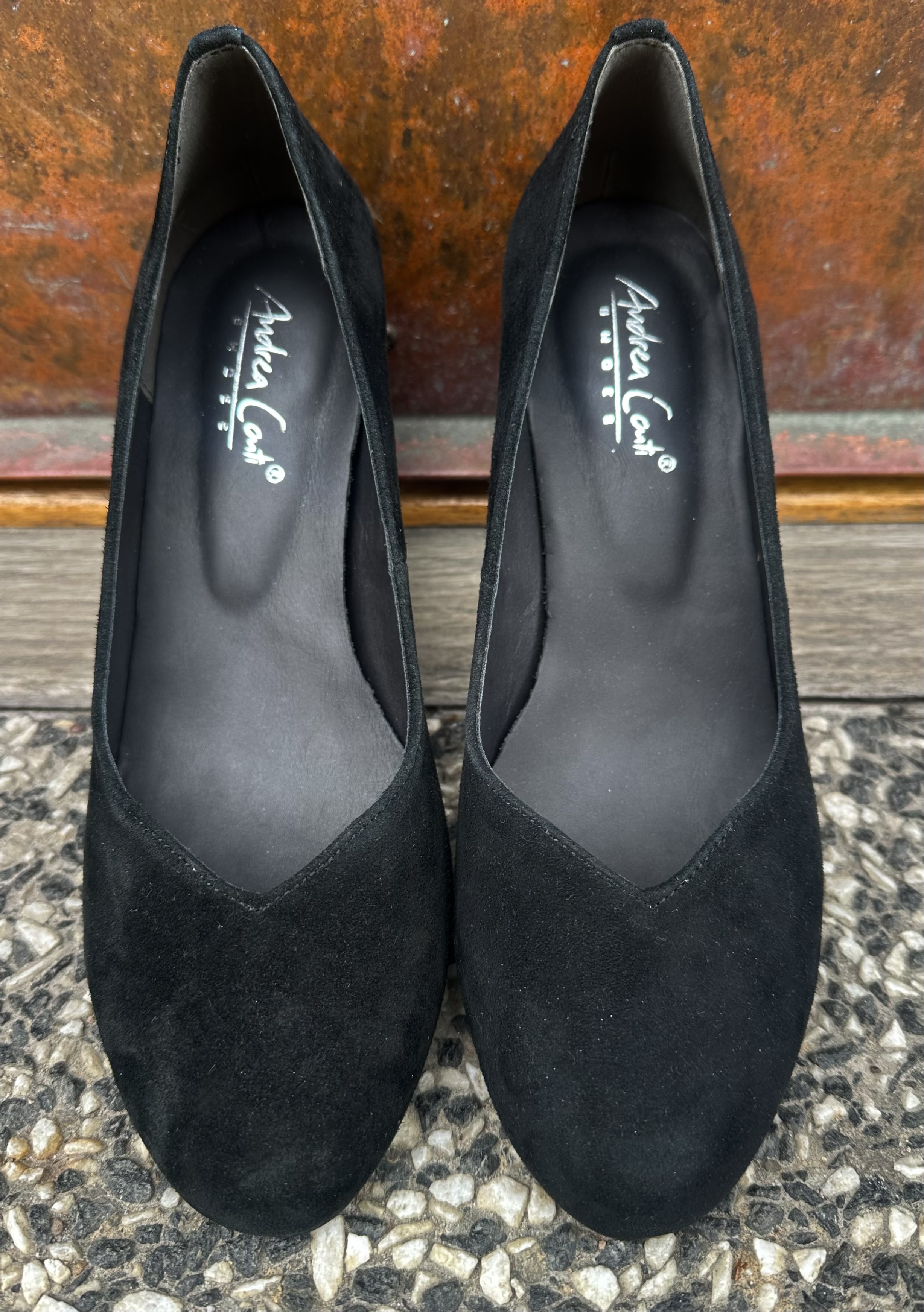 Klassisk pumps i mocka från Andrea Conti, svart - 2