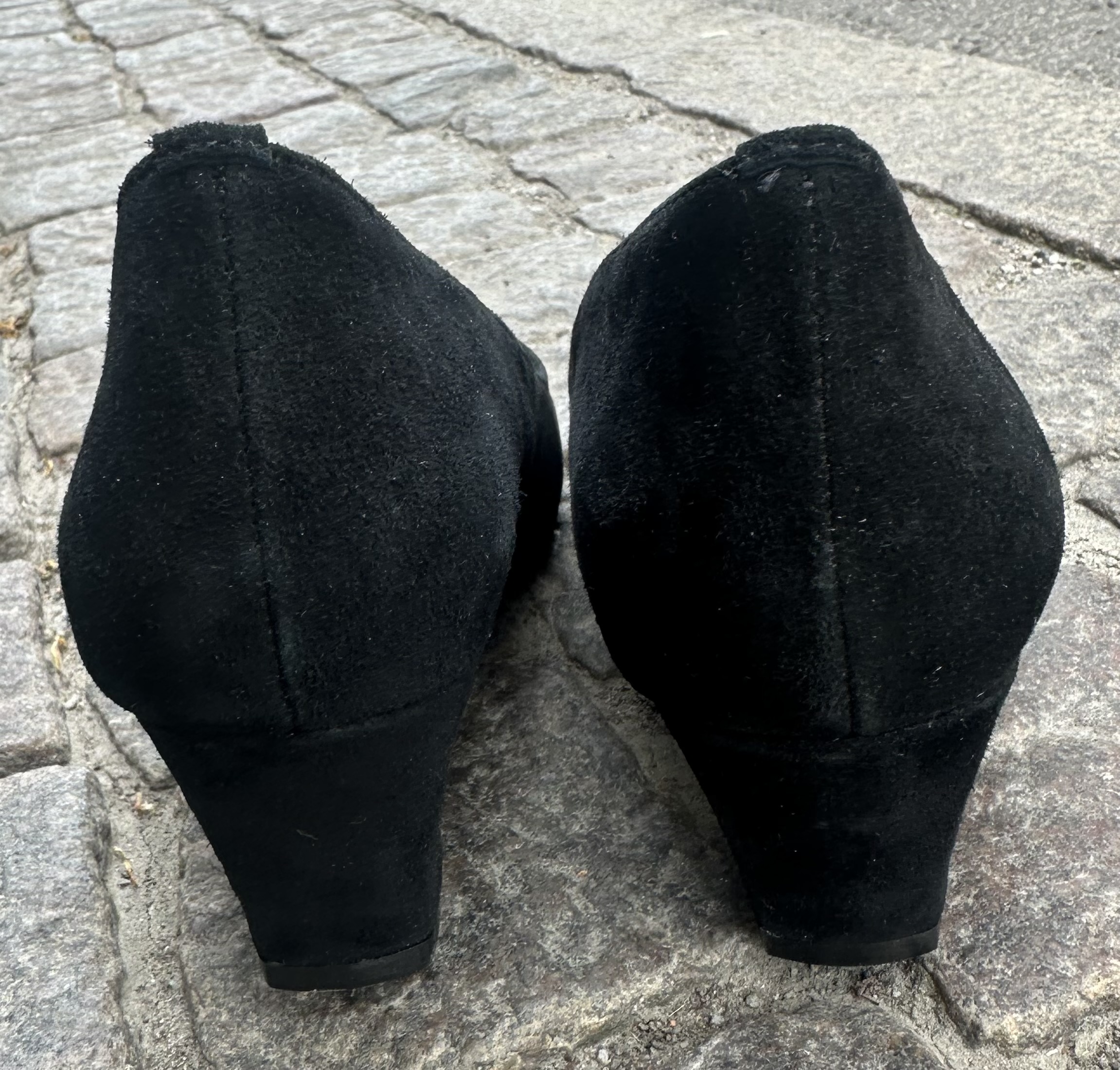 Klassisk pumps i mocka från Andrea Conti, svart - 4