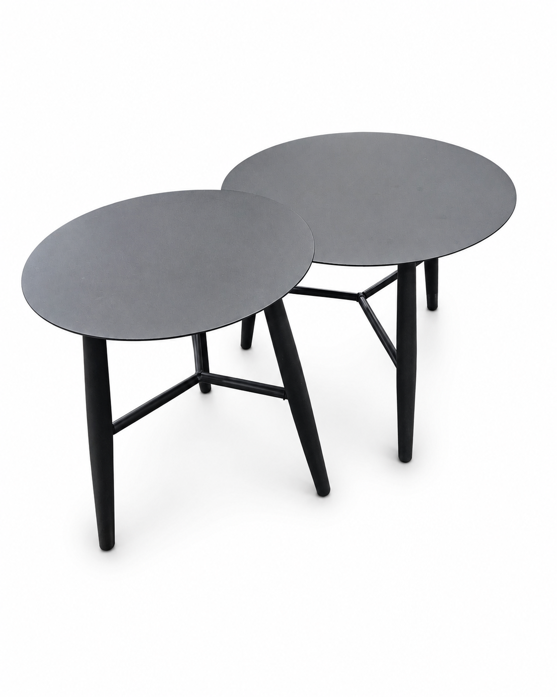 Svarta parbord som hör till soffan. Parbord med diameter 60 cm och 45 cm.