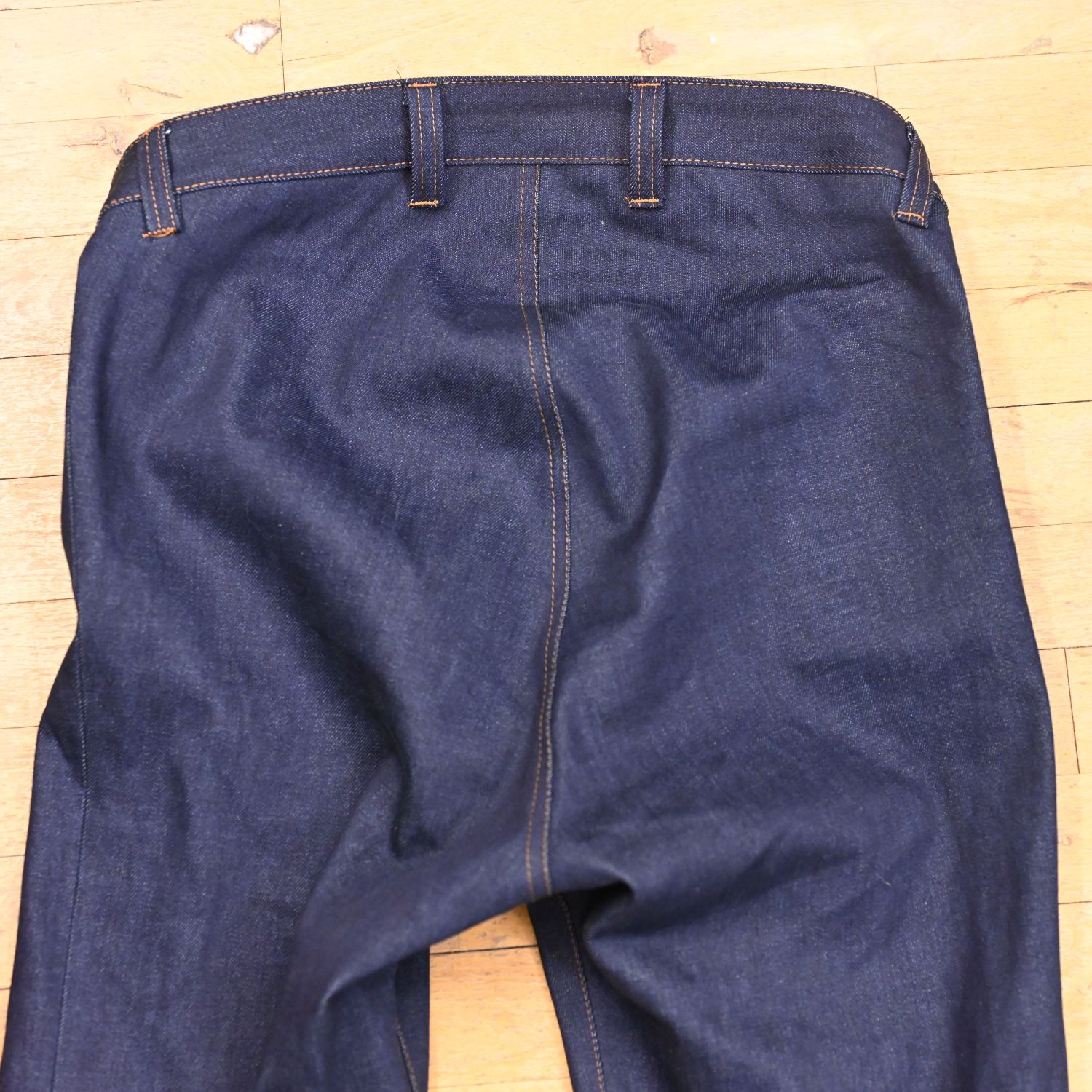 Wheelchair-accessible jeans, dark blue, 100% organic cotton—close-up of the back