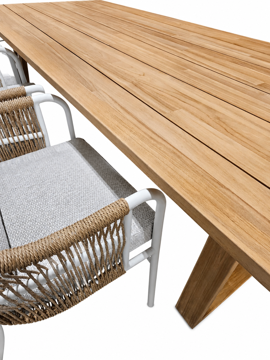 Orust matstol i cremefärgad aluminium med naturfärgad konstrotting och beige dyna