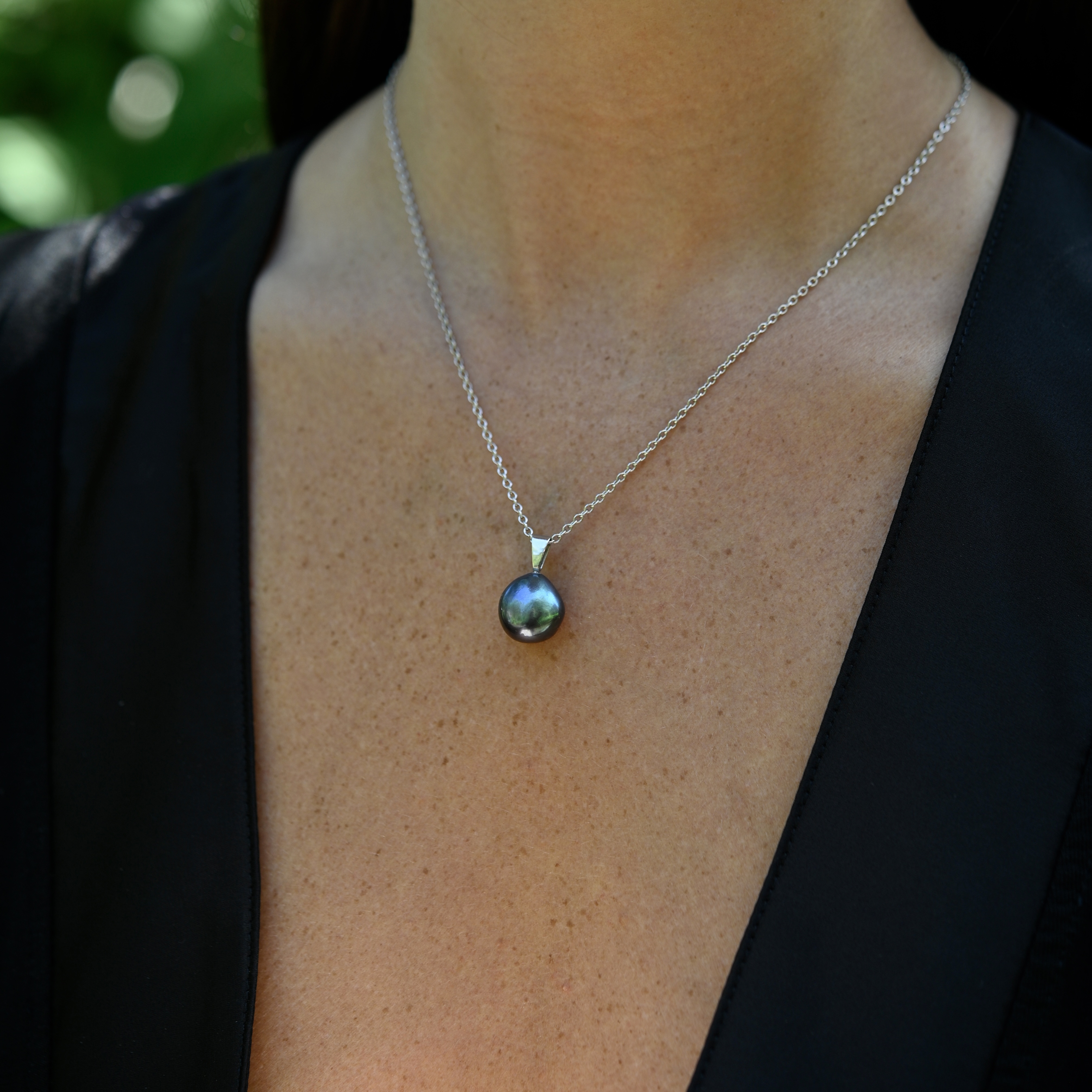 Hänge mörkblå sötvattenspärla 12 mm silver
