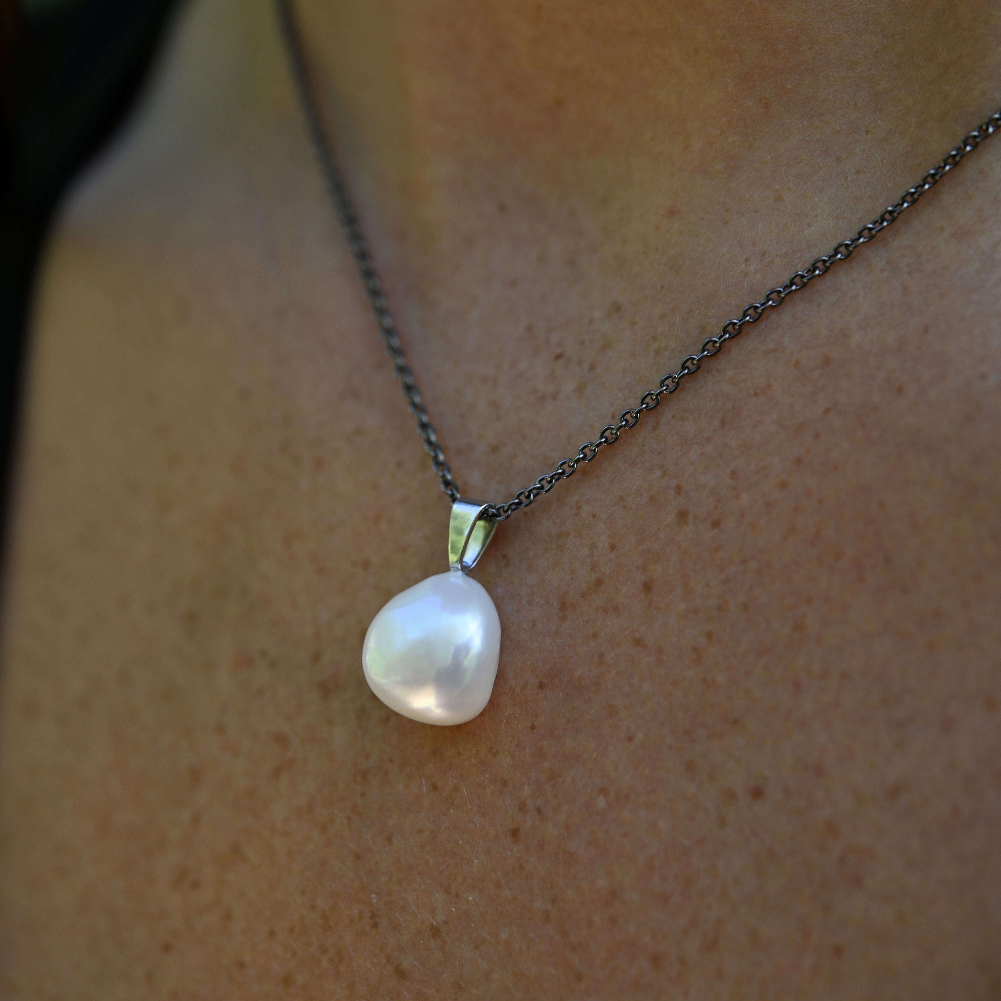 Hänge vit sötvattenspärla 12 mm silver